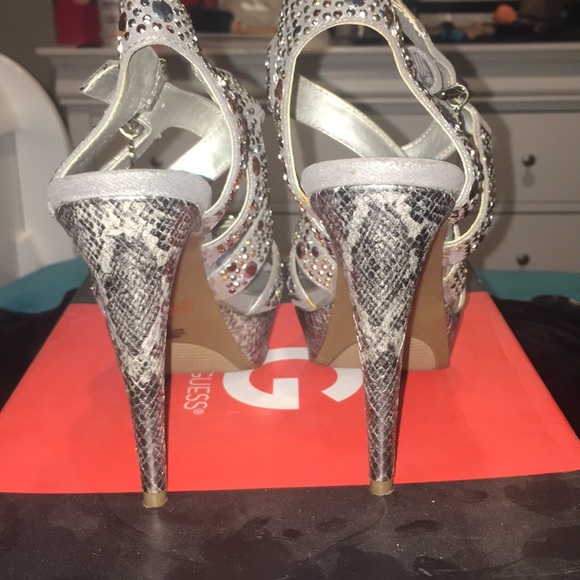 Guess size 6 sandals - Picture 3 of 4